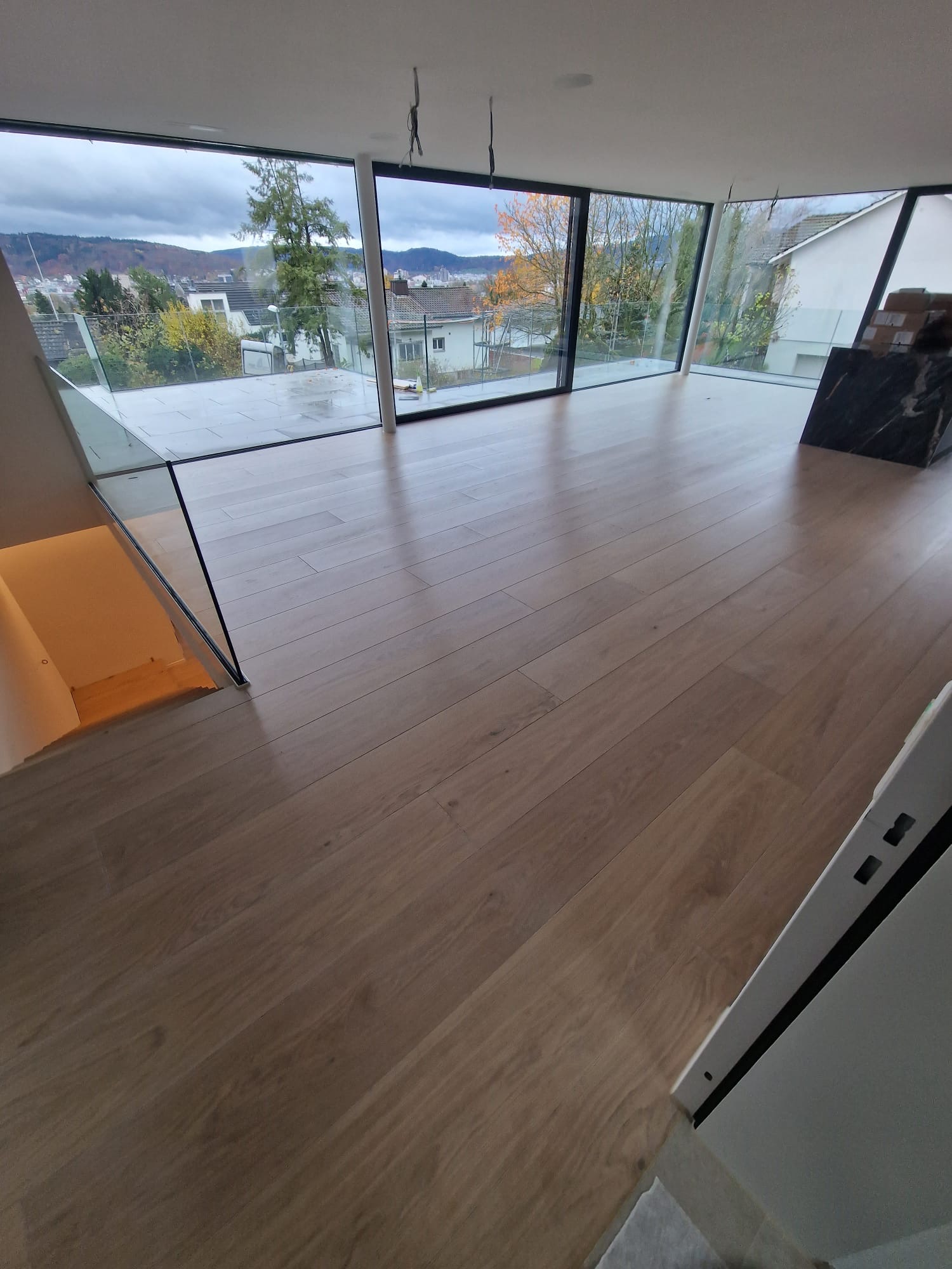 Einfamilienhaus in Zürich mit Parkettboden im Wohnbereich.