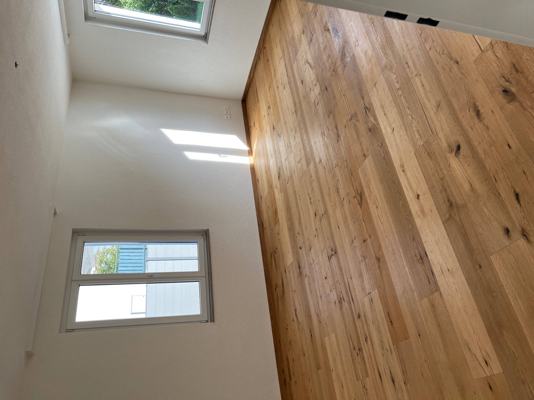 Wohnbereich einer Villa in Zürich mit Parkettboden.